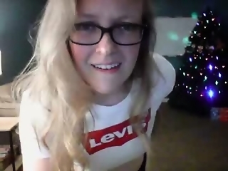 kiks823 is 34 year old webcam girl