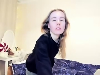 kalisee_ is  year old webcam girl