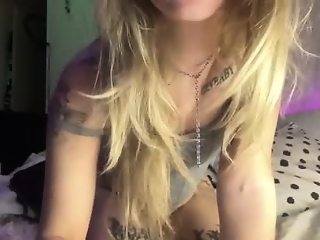 angelbl000d is  year old webcam girl