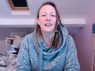 alice8363 is 36 year old webcam girl