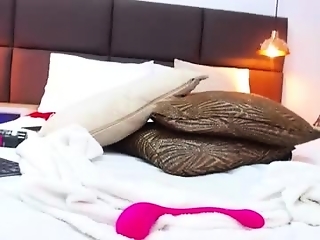 nainadeivis is 21 year old latino webcam girl