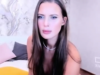 lizzy_peach is 22 year old webcam girl