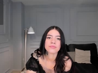 violetthansson is 19 year old blonde, latino webcam girl