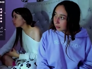 lizzy_kawuaii is 19 year old webcam girl