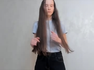 lynettebails is 18 year old cute webcam girl