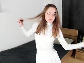 maidabuoy is 18 year old cute webcam girl