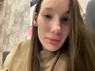 liissa207673 is  year old webcam girl