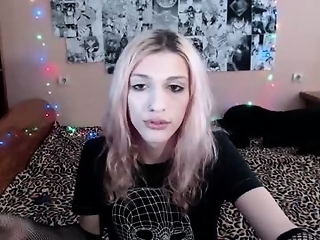 cutie_lilliana is 18 year old sexy webcam shemale