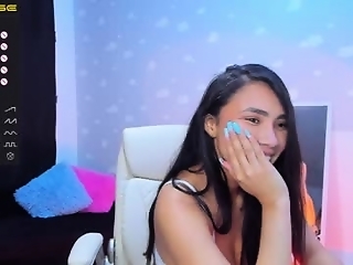 pocahontasss11 is 24 year old asian webcam girl