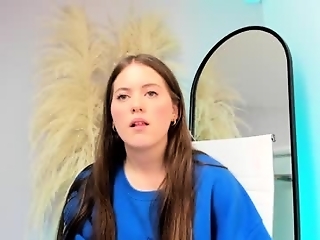 violetcollins_ is 21 year old webcam girl