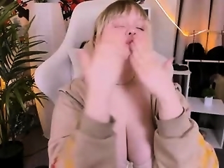 lisalaas is 20 year old girl