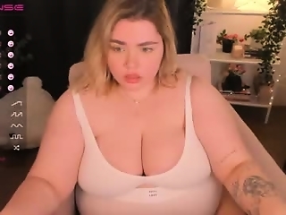 pussy_kattt is 18 year old webcam girl