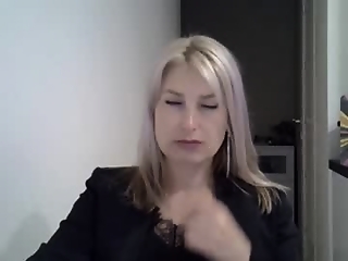 sarahphelps is  year old cute blonde webcam girl