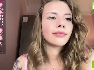 hustleebabyy_vikki is 25 year old cute webcam girl