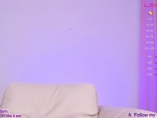 sapphirealice is 23 year old webcam girl