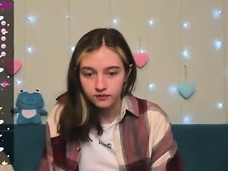 ksuhesa is 22 year old shy webcam girl