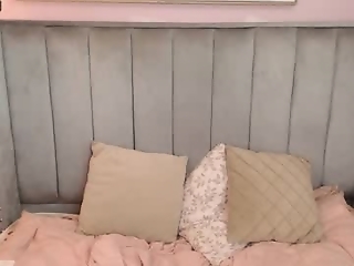 anniie_queen is  year old fetish webcam girl