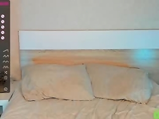 beatris_mils is 19 year old webcam girl