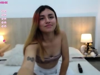 skinny_laura is 18 year old webcam girl