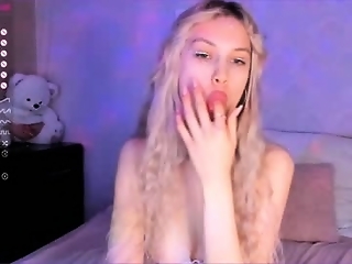 moonnshinee is 20 year old webcam girl