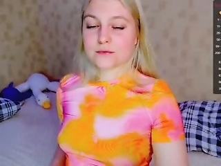 stacy_miraclee is 18 year old webcam girl