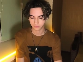 k0sta_32 is 18 year old webcam boy