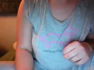 breezybib is  year old webcam girl