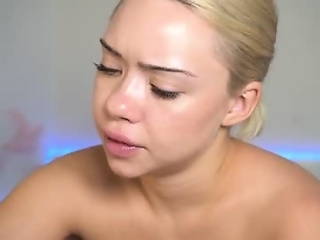 mia_vixen_ is 23 year old webcam girl