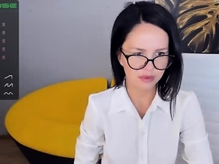 izzy_cam is 24 year old girl