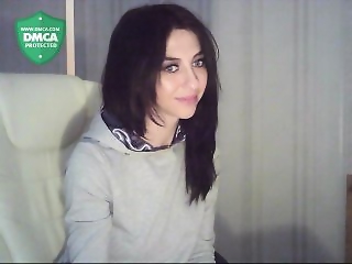 Aniiina is 35 year old brunette cam girl