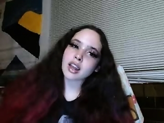 kairilovescumm is  year old webcam girl