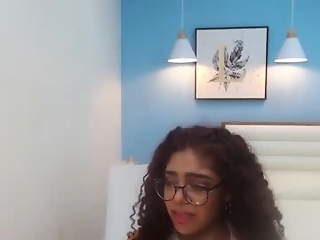 hanna_chris is 19 year old latino webcam girl