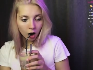 oceaneyesbb is 19 year old girl