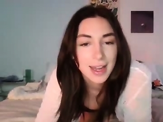 melaniebluee is 19 year old sexy brunette webcam girl