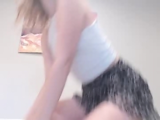 amoremeoww is 18 year old webcam girl