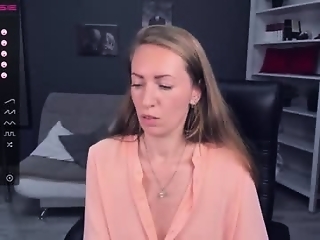 melodyys is 30 year old webcam girl