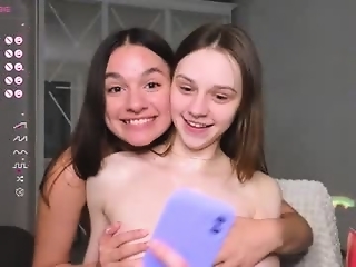 jessiexxi is 19 year old lesbian webcam girl