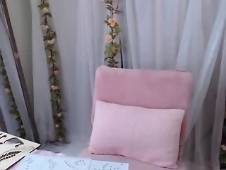 ellynaomi is 34 year old webcam girl