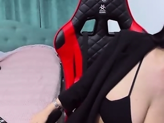 belovedkhlloe is 22 year old girl