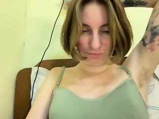 bobwig4 is 25 year old webcam girl