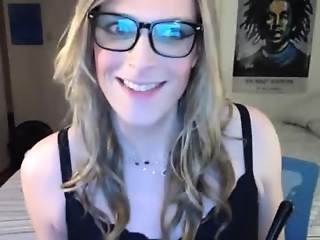 vixen_lockheart is 32 year old webcam shemale