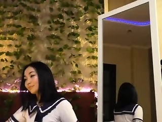 queenelia is 18 year old asian webcam girl