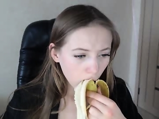 tixxxy is 21 year old webcam girl