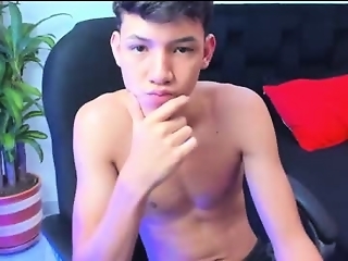 michael_twink18 is 18 year old gay latino webcam boy