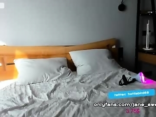 hottie_bird is 19 year old webcam girl