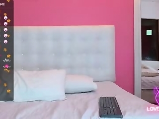 daddyissuesss_ is 18 year old latino webcam girl