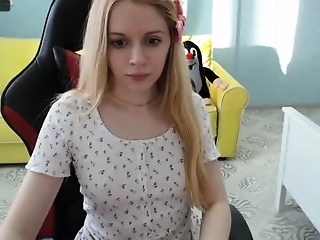 puma4ka is 18 year old webcam girl