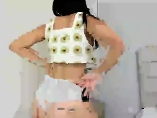 joyce_ena is 18 year old latino webcam girl