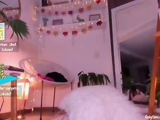 juliette_dee is  year old webcam girl