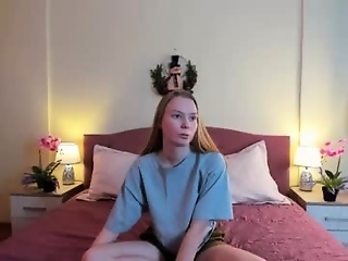 carolyncohen is 18 year old shy webcam girl